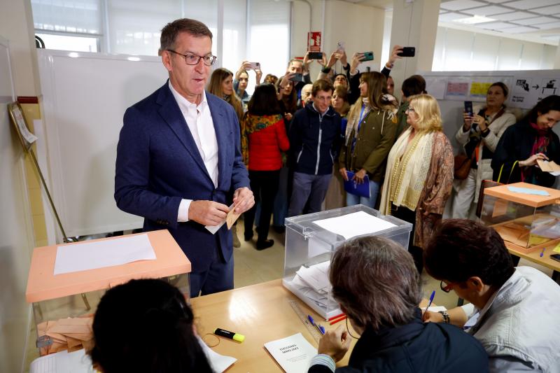 El presidente del Partido Popular, Alberto Núñez Feijóo, ejercíó su derecho al voto a las 11.10 horas en el Colegio Ramiro Maeztu de Madrid, situado en la calle Serrano de la capital. Acompañado por el candidato del PP a la alcaldía de Madrid, José Luis Martínez Almeida, Feijóo ha hecho un «llamamiento a votar» y ha bromeado con los miembros de la mesa cuando ha votado: «He traído a mi abogado», señalando a Almeida. Poco después ha llamado a votar «masivamente» y de forma «muy clara» porque «cuanto más claro, determinante y contundente» sea el voto, «las urnas se impondrán a cualquier tipo de consideración posterior»..
