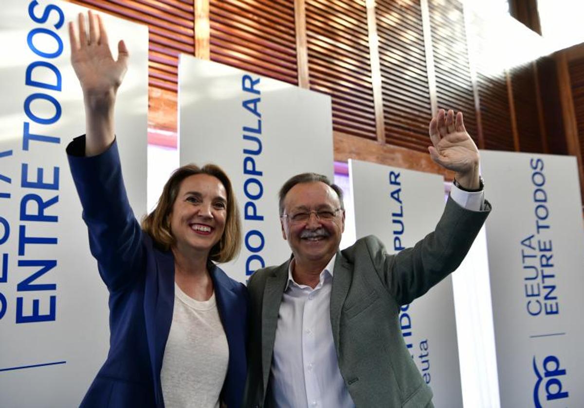 La secretaria general del Partido Popular, Cuca Gamarra, junto al presidente de Ceuta y candidato a la reelección, Juan Jesús Vivas, el pasado 22 de mayo.