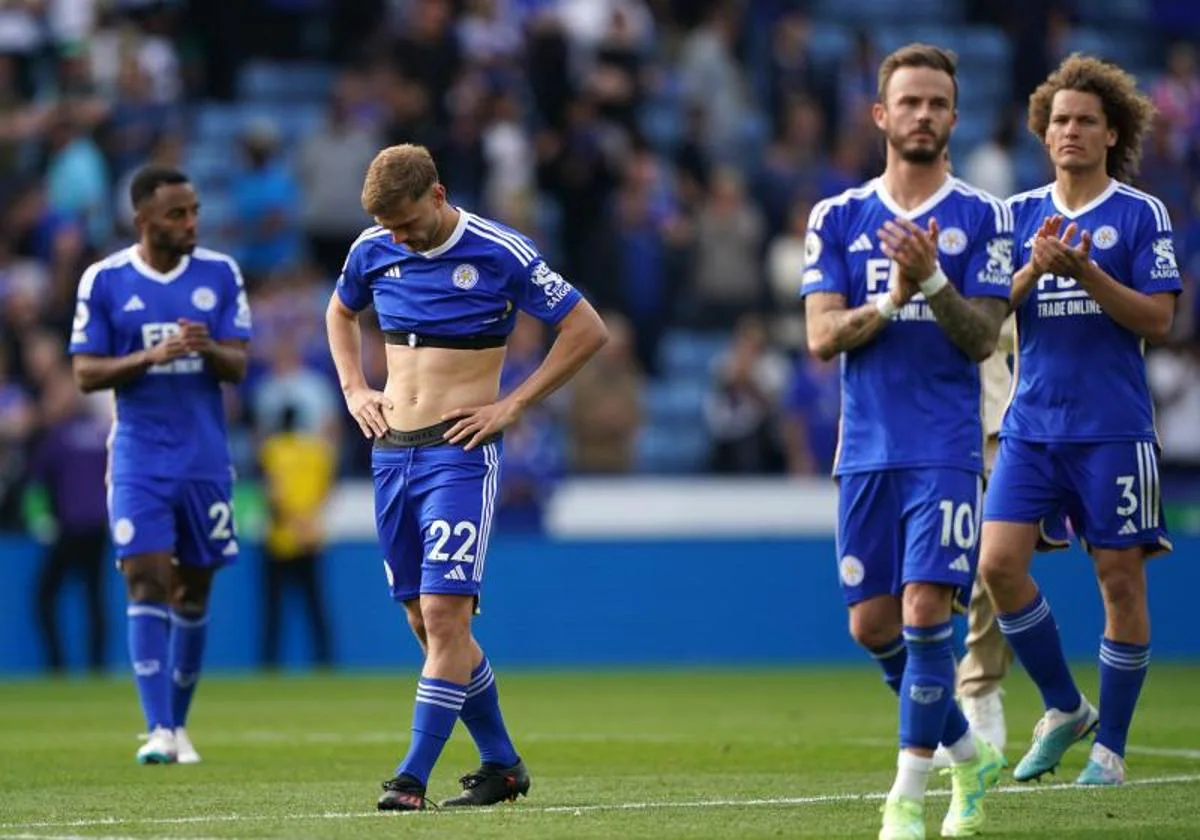 Los jugadores del Leicester, lamentan el descenso.
