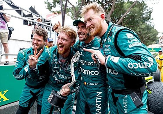 Fernando ALonso celebra junto a varios miembros de Aston Martin su segundo puesto en Mónaco.