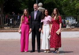 Los reyes Felipe y Letizia junto a sus hijas, la princesa Leonor y la infanta Sofía en la confirmación de la infanta.