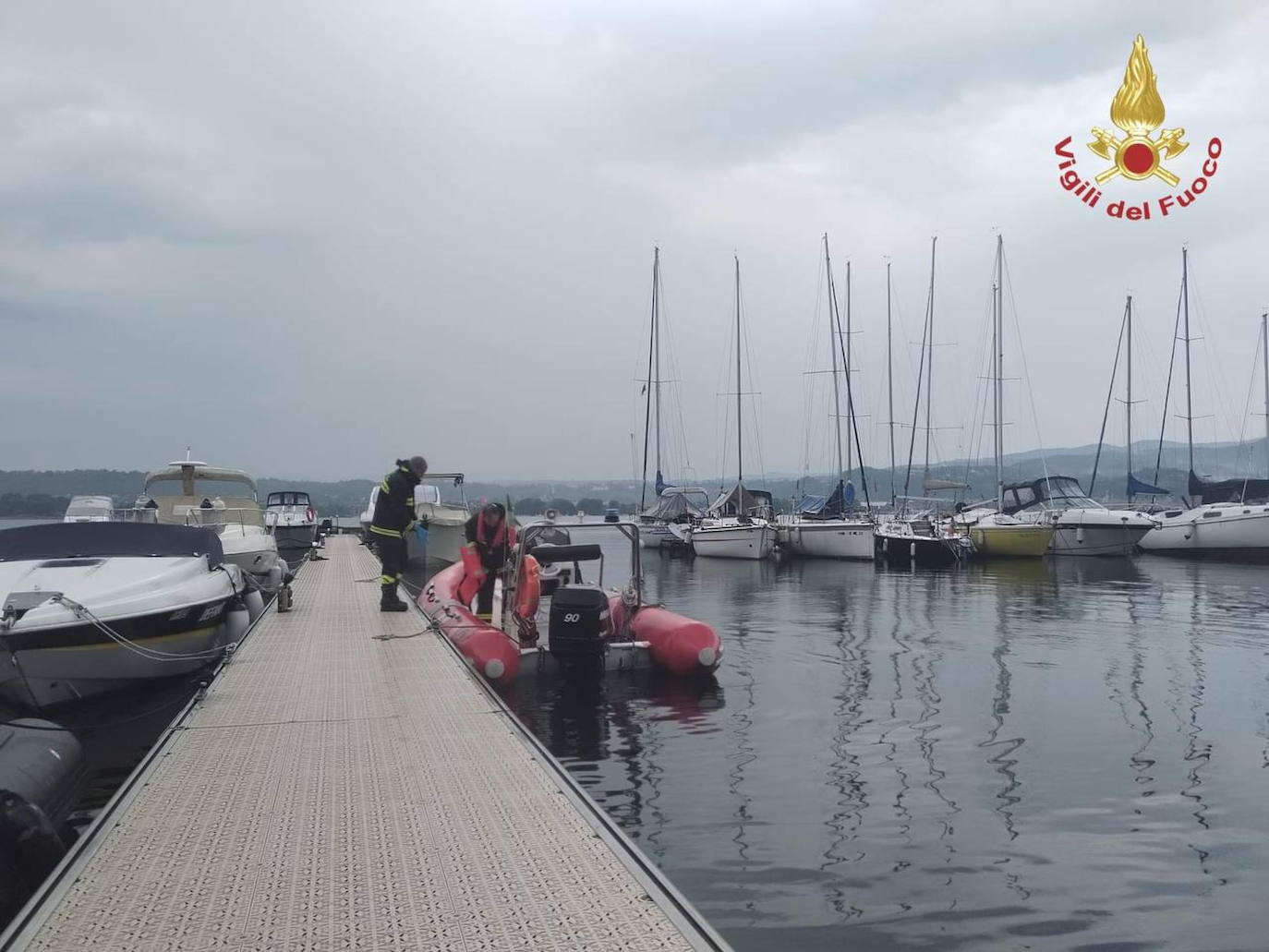 Un bote de los bomberos se prepara para unirse a la búsqueda de los desaparecidos en el naufragio en el lago Mayor.