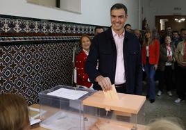 El presidente del Gobierno, Pedro Sánchez, ejerce su derecho al voto este domingo.