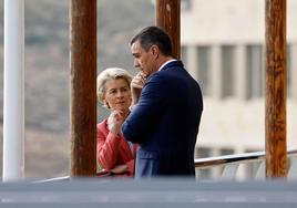 Sánchez junto a la jefa de la Comisión Europea, Ursula von der Leyen.