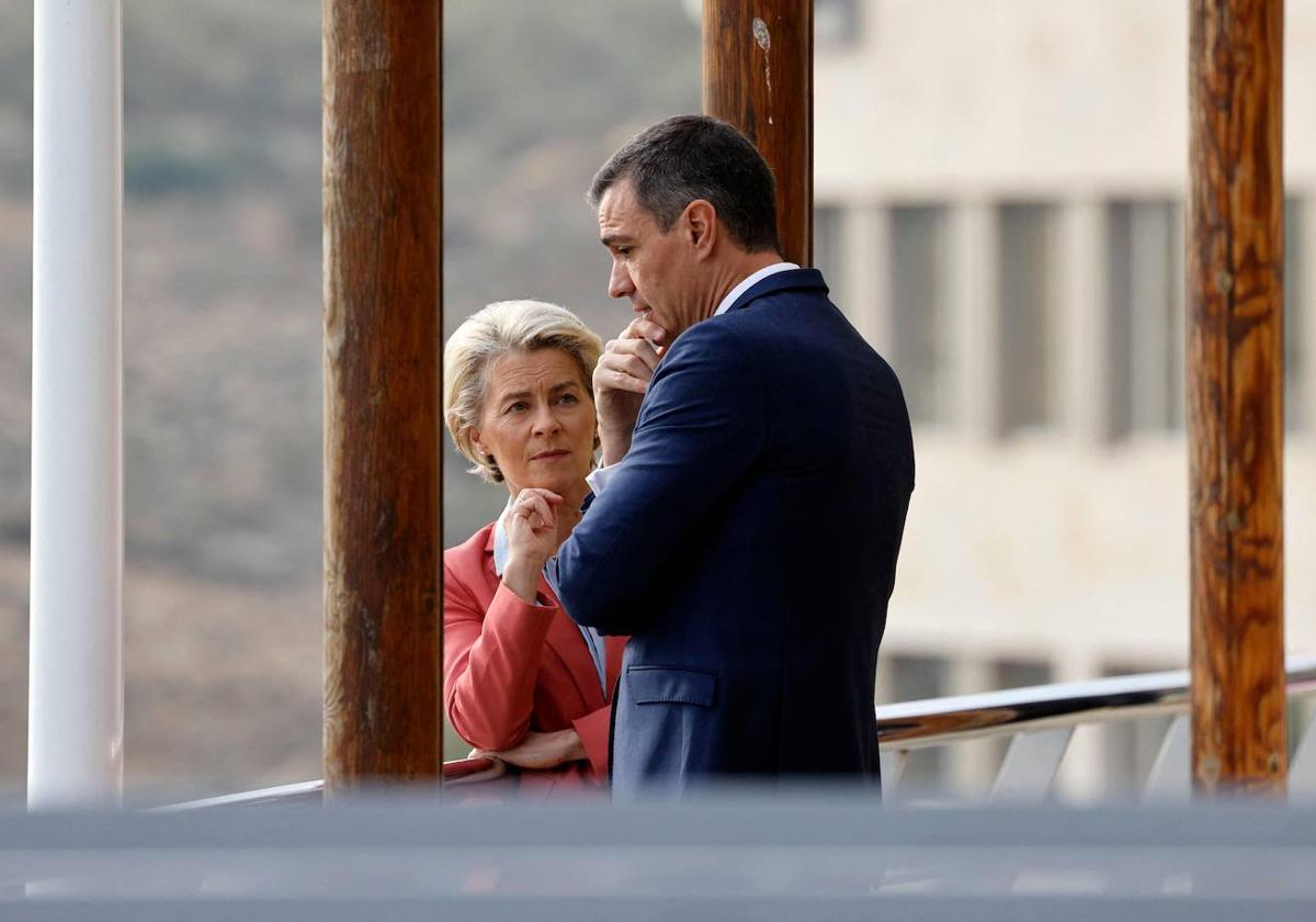 Sánchez junto a la jefa de la Comisión Europea, Ursula von der Leyen.