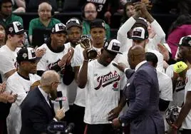 Miami Heat, celebrando el campeonato de la Conferencia Este y el MVP de Jimmy Butler.