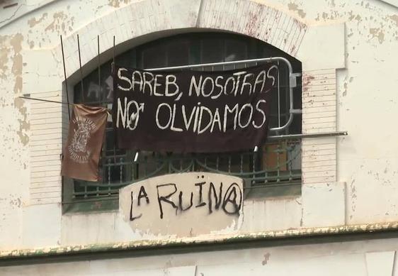 La jueza ordena el desalojo de la casa okupa 'La Ruina' en Barcelona