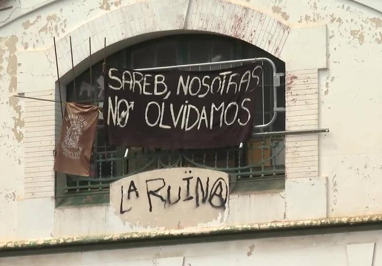 La jueza ordena el desalojo de la casa okupa 'La Ruina' en Barcelona