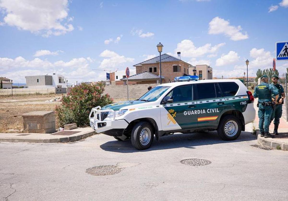 La Guardia Civil, ayer, en el entorno de la vivienda de Las Gabias donde sucedieron los hechos.