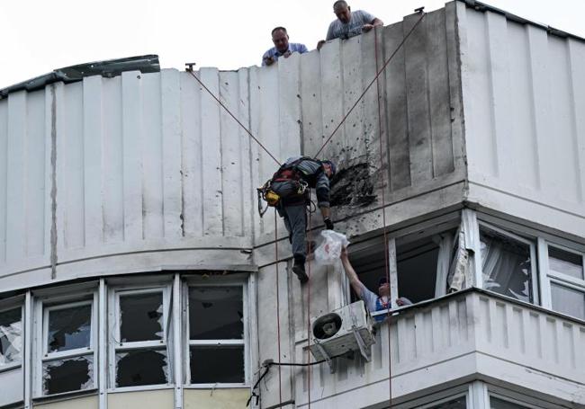 Un especialista inspecciona los daños en un edificio de Moscú.