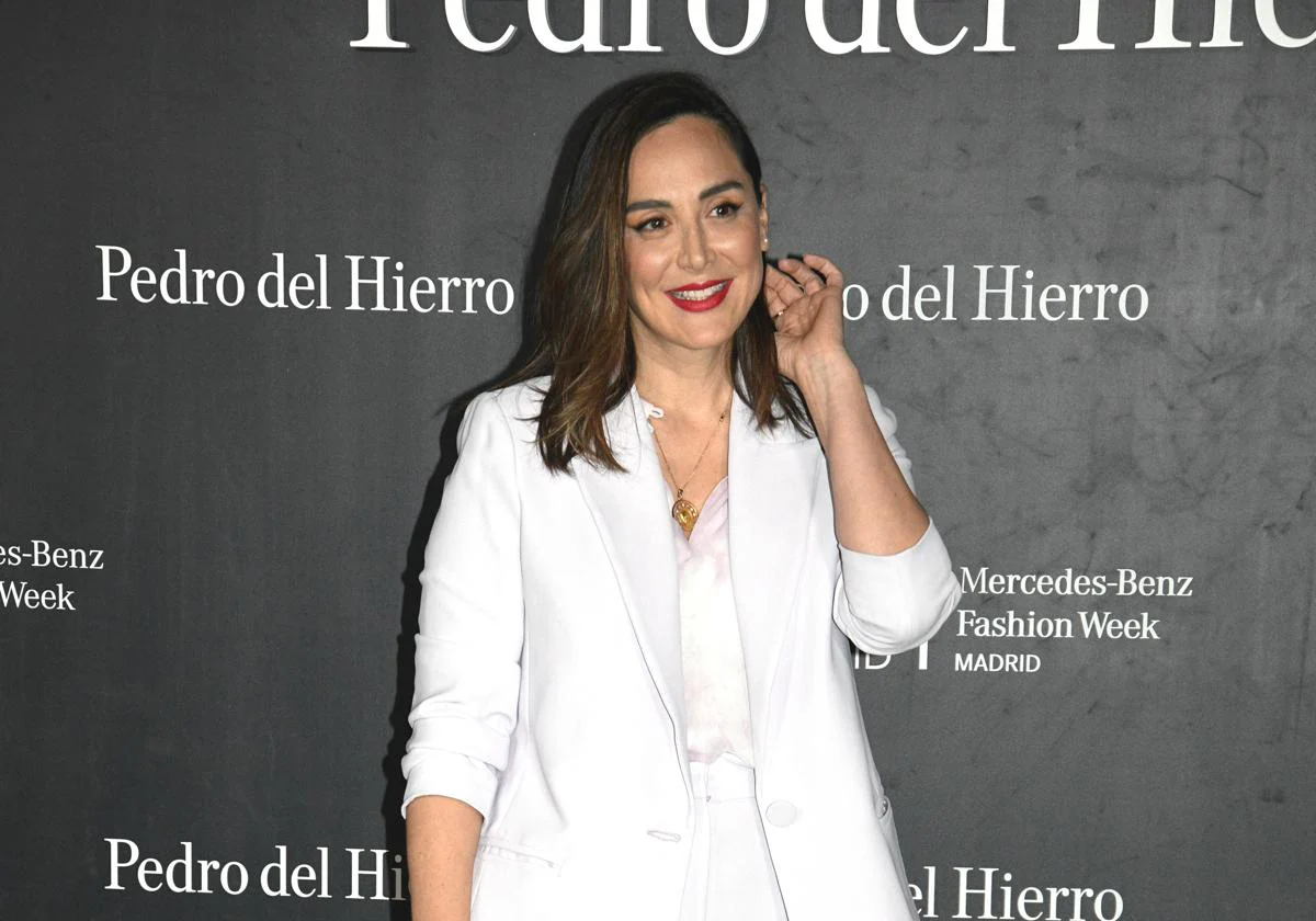 Tamara Falcó posa en el photocall de la firma Pedro del Hierro en la Mercedes Benz Fashion Week Madrid.