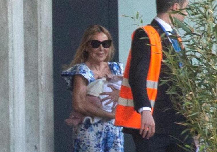 Ana Obregón, con su bebé en brazos a su llegada a Madrid.