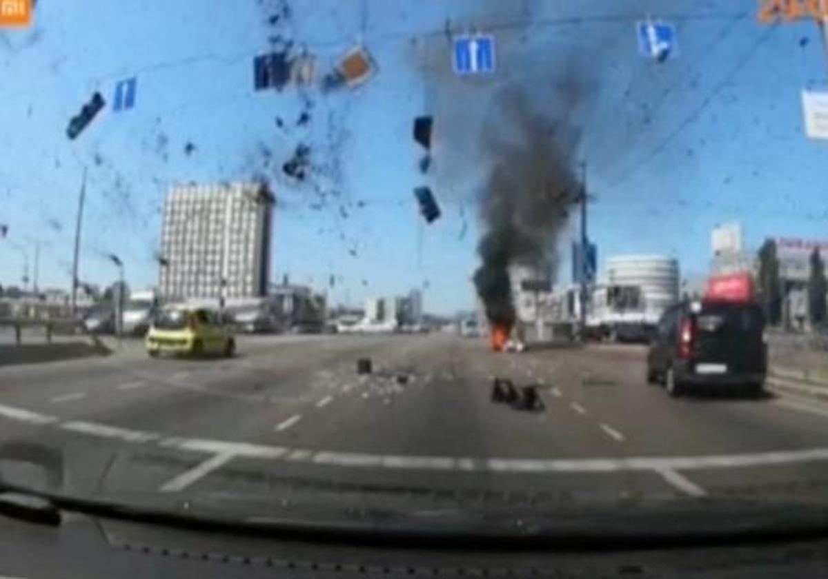 La cámara de un vehículo capta el momento de la explosión de un misil en una carretera que conduce al centro de Kiev.