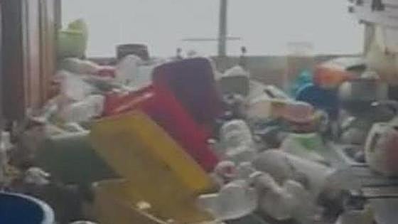 Rescatan a un menor que malvivía desde hace años entre montañas de basura en Estepona