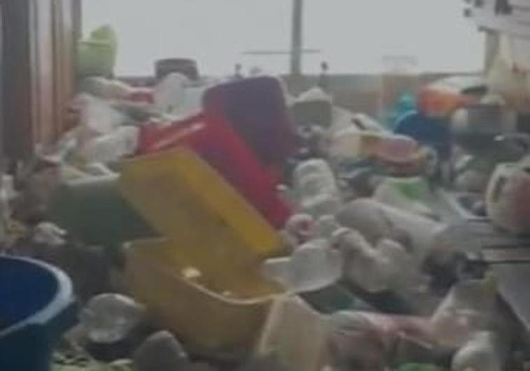 Rescatan a un menor que malvivía desde hace años entre montañas de basura en Estepona