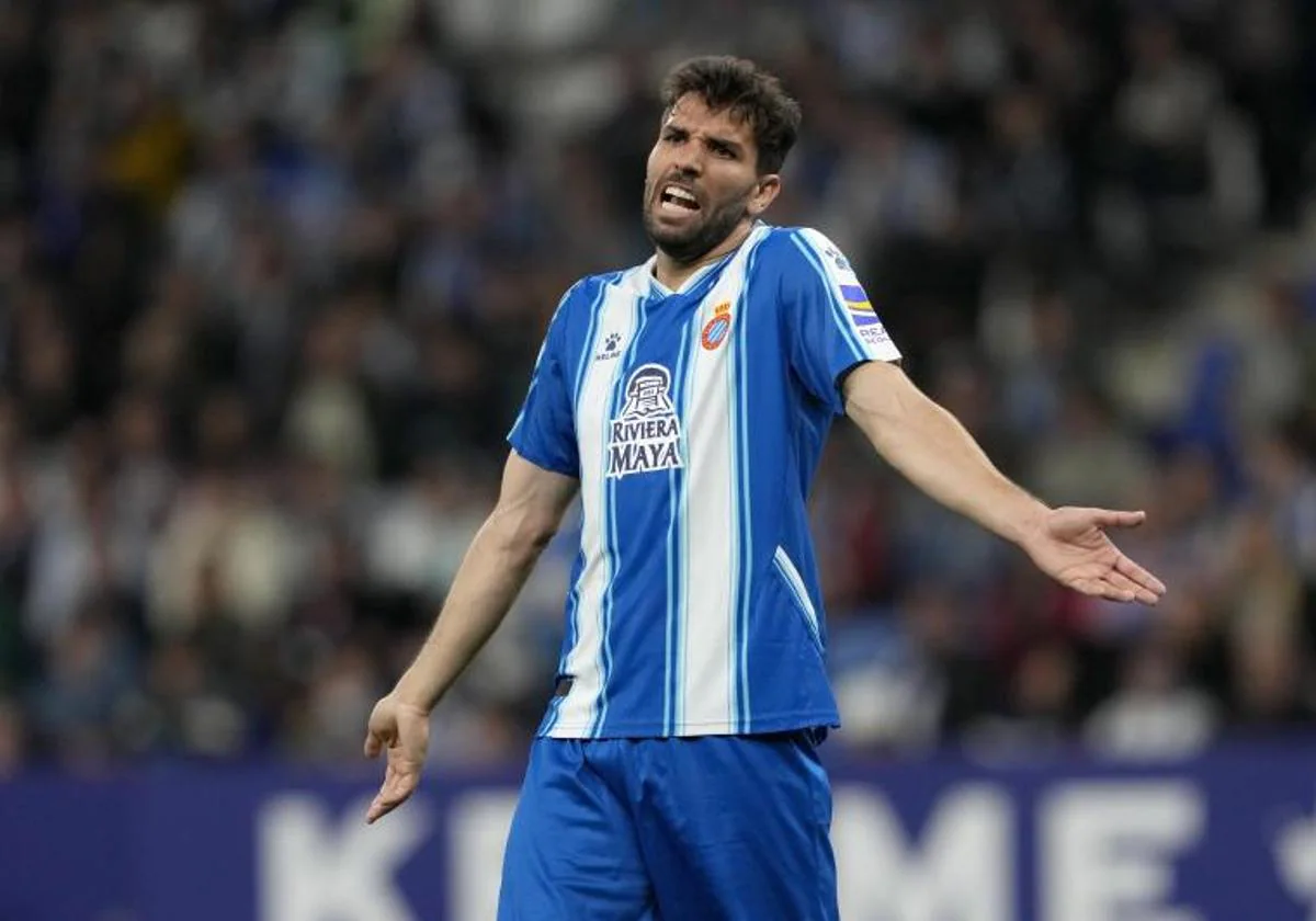 El defensa uruguayo del RCD Espanyol Leandro Cabrera se lamenta durante uno de los últimos partidos de los blanquiazules.