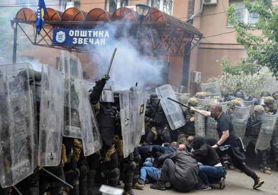 Varios manifestantes se enfrentan a los cuerpos de seguridad de la OTAN durante las protestas desarrolladas en Zvecan.