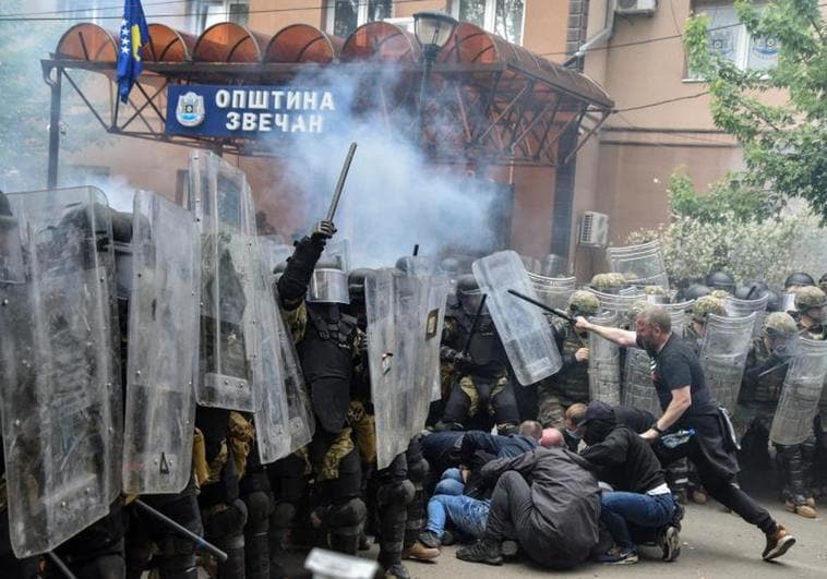 Varios manifestantes se enfrentan a los cuerpos de seguridad de la OTAN durante las protestas desarrolladas en Zvecan.