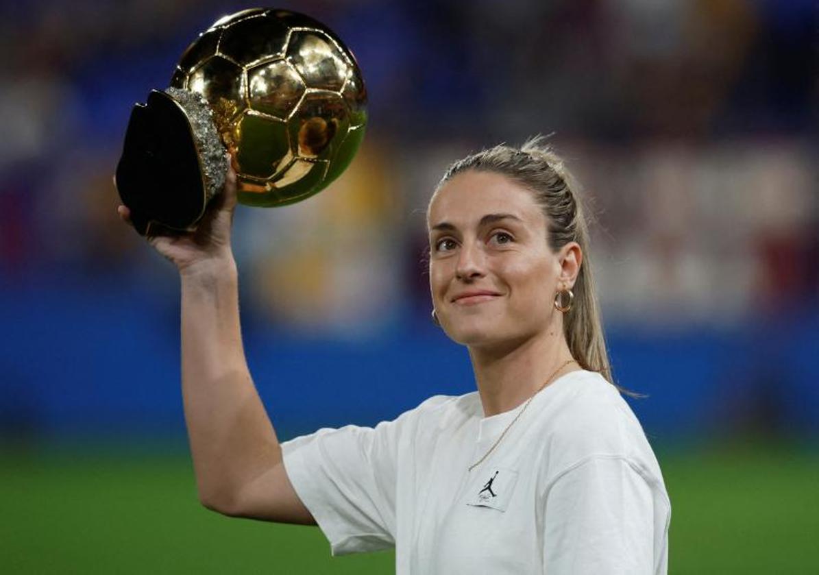 Alexia Putellas posa con el Balón de Oro en el Camp Nou