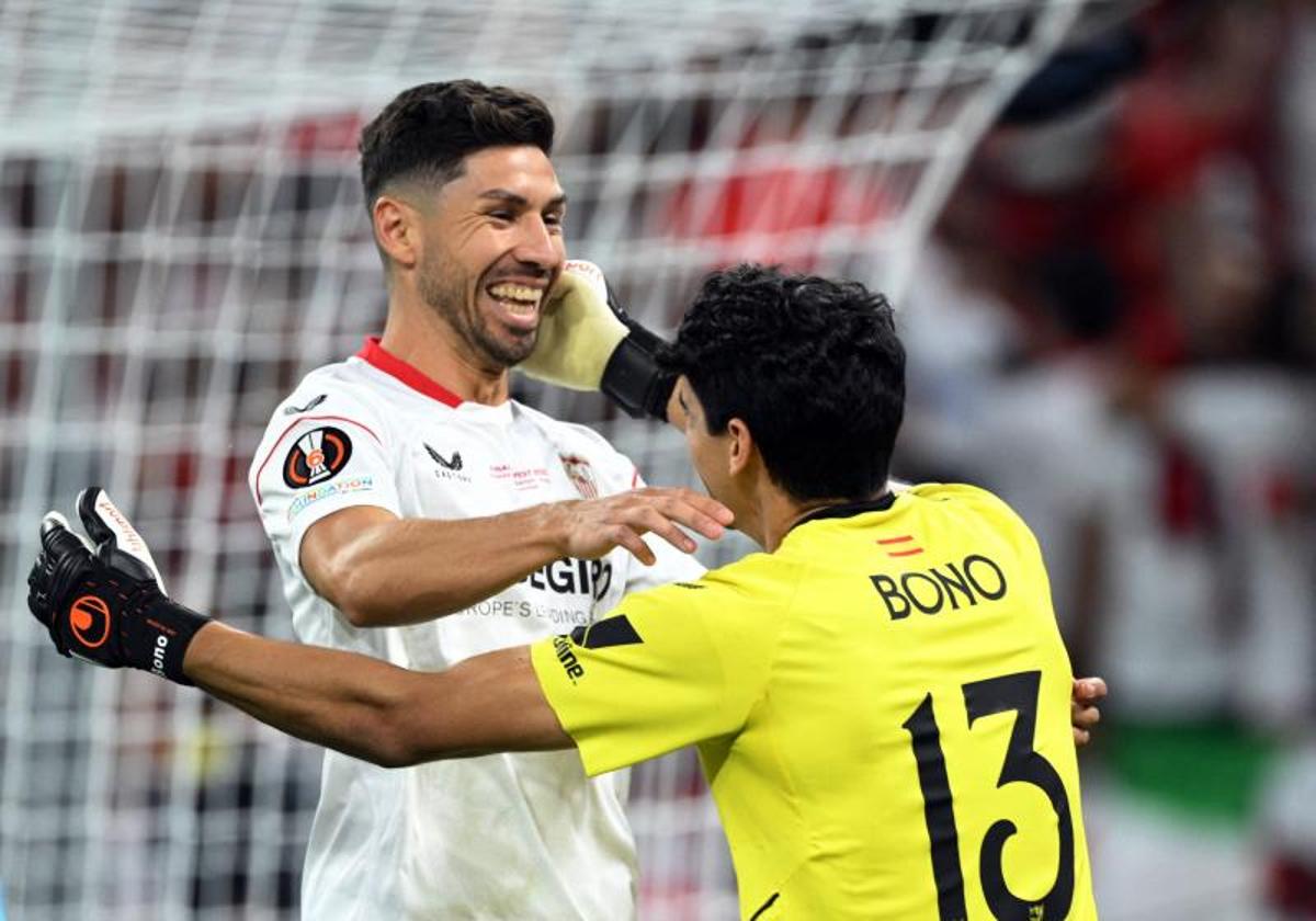 Bono y Montiel, celebrando la victoria del Sevilla en la final de la Europa League.