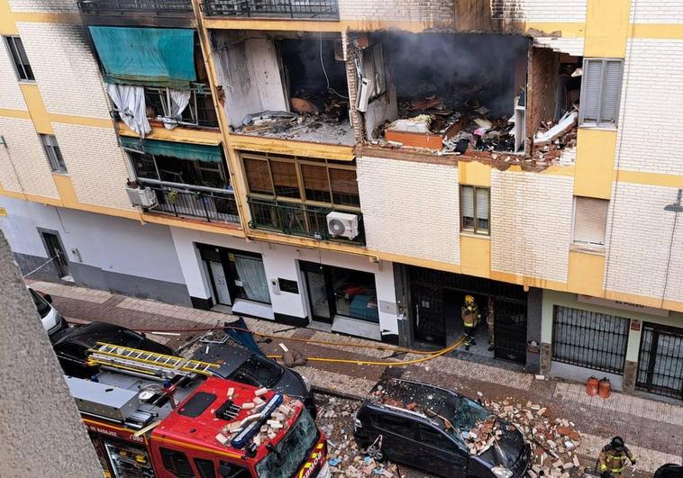 Una violenta explosión deja un muerto y 16 heridos, entre ellos bomberos, en Badajoz