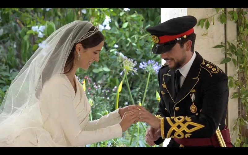 Los futuros reyes de Jordania, Hussein y Rajwa Al Saif, intercambian anillos en la ceremonia de su boda.