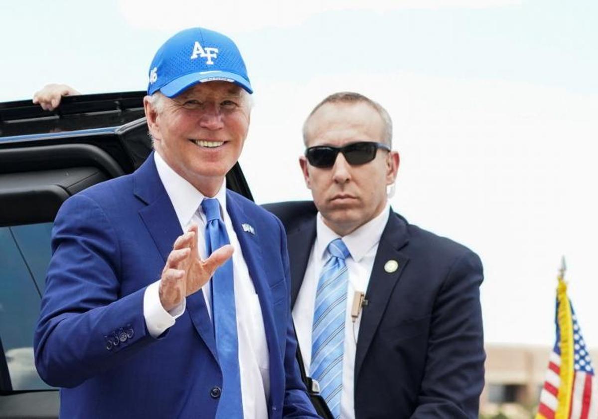 El presidente de EE UU, Joe Biden, saluda antes de subir a bordo del Air Force One esate jueves en Colorado.