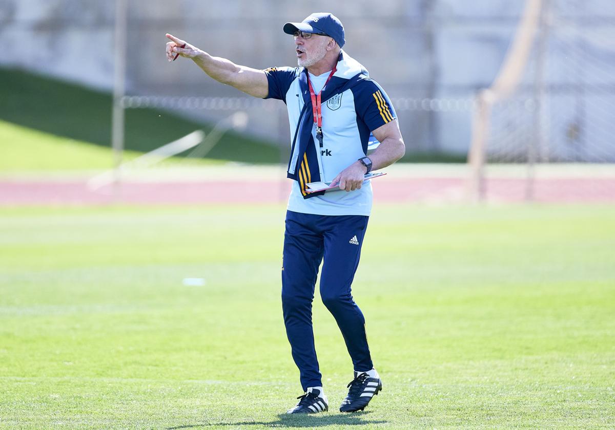 Luis de la Fuente, durante un entrenamiento de la selección española en Las Rozas.