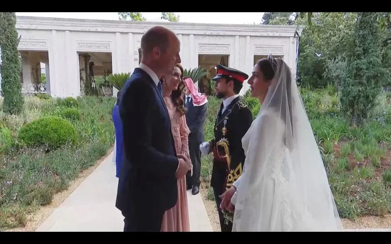 Los príncipes Guillermo y Kate de Inglaterra saludan a los futuros reyes de Jordania después de su boda. 