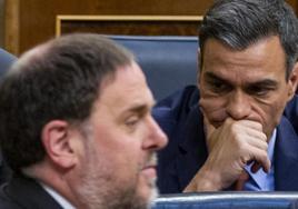 Oriol Junqueras pasa por delante de Pedro Sánchez en el Congreso, en una imagen de archivo