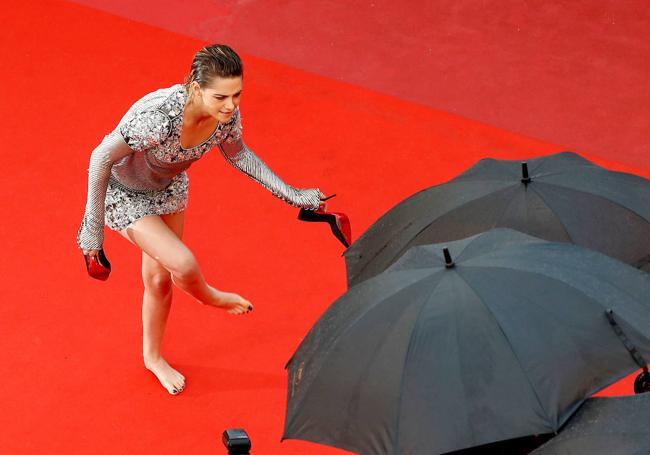 Kristen Steward se quita sus Loubutin en la alfombra roja del festival en 2018