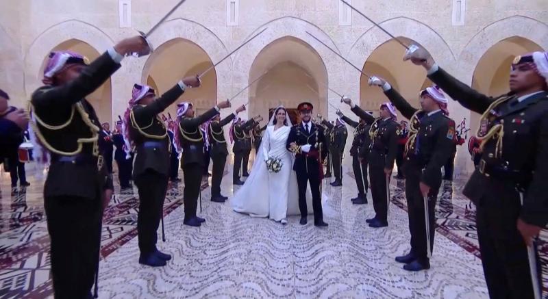 Los novios llegan a la celebración de su enlace en el palacio Al Husseiniya. 