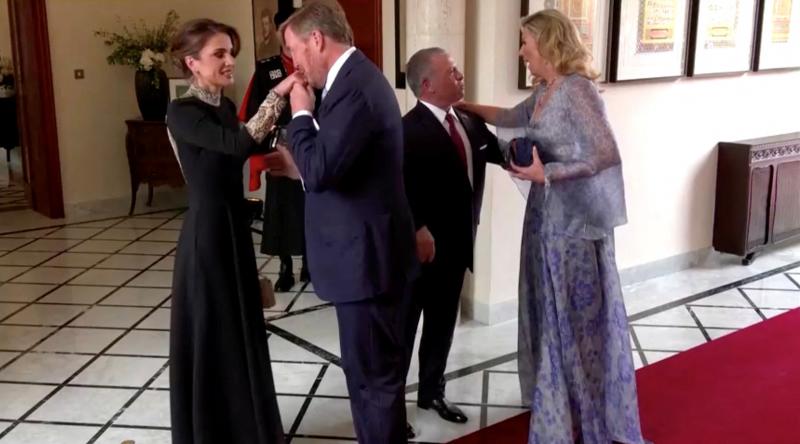 El rey Abdalá II y la reina Rania de Jordania saludan al Rey Guillermo Alejandro y a la Reina Máxima de Holanda.