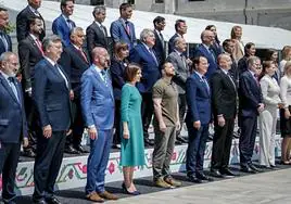 Foto de familia de los líderes europeos en la cumbre de la Comunidad Política Europea ayer, en el Castillo de Mimi (Moldavia).