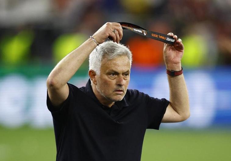 José Mourinho se quita la medalla de plata que le entregó Ceferin tras caer en la final de Budapest.