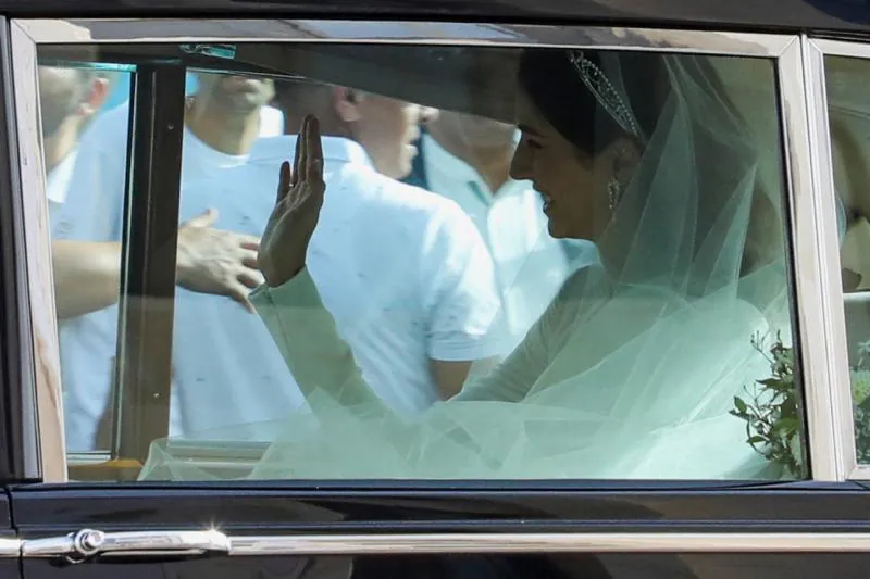 La novia, Rajwa Al Saif, saluda desde el coche a su llegada al palacio Zahran de Amán, donde se ha celebrado el enlace.