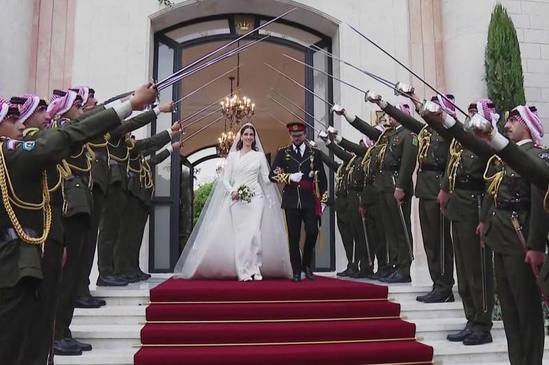 Los recién casados salen del palacio Zahran de Amán.