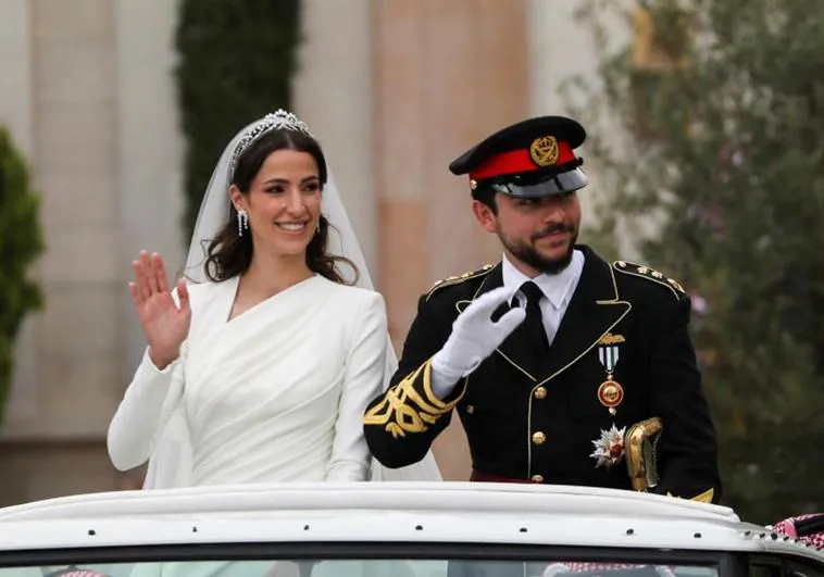 El príncipe heredero jordano Hussein y Rajwa Al Saif abandonan el palacio de Zahran saludando a la multitud que les esperaba.