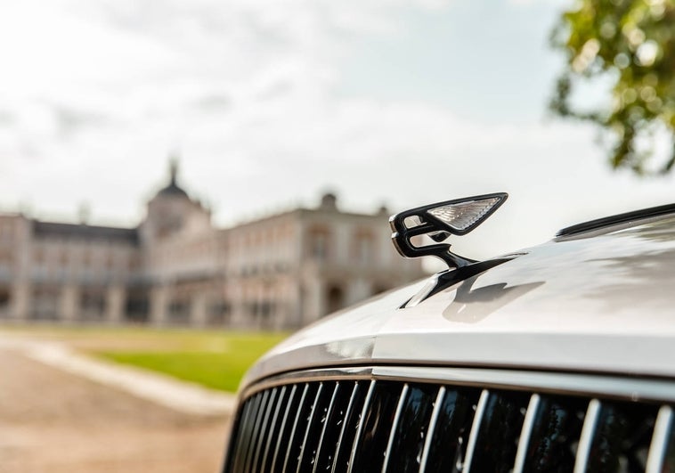 Así es la sala de exposición con hotel para coches de lujo de Bentley