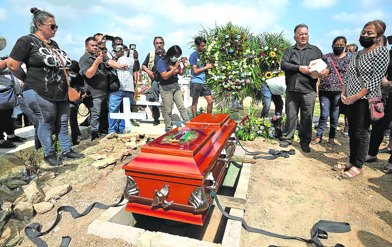 Funeral por Yessenia Mollinedo, asesinada junto a su compañera Sheila Joana García cuando su coche fue ametrallado en Veracruz.