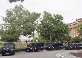 Varios furgones de la Policía Nacional en las inmediaciones del edificio desalojado.