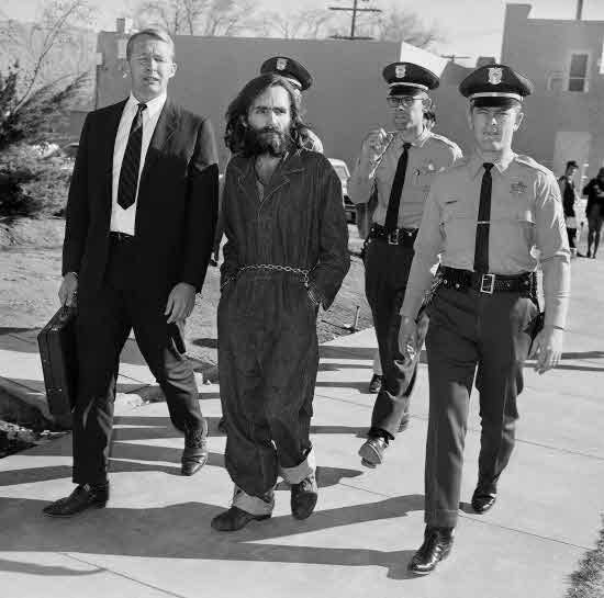 Charles Manson, líder de la secta que asesinó a Sharon Tate y a varias personas, es conducido ante el juez en California poco después de ser detenido