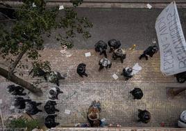 Desahucio a una familia en el barrio barcelonés del Poble-Sec, en febrero de 2022.