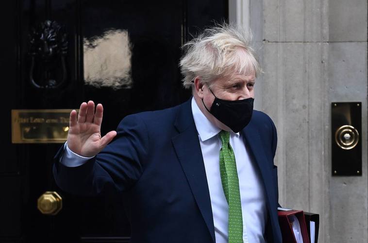 Boris Johnson saluda a la prensa a las puertas de Downing Street en medio del escándalo por el 'partygate' en enero del año pasado.