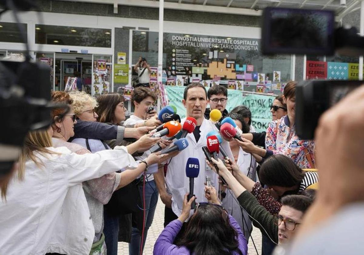 Xabier Zubeldia (en el centro), subdirector médico de la OSI Donostialdea, da explicaciones este jueves sobre la mujer ingresada con fiebre hemorrágica.