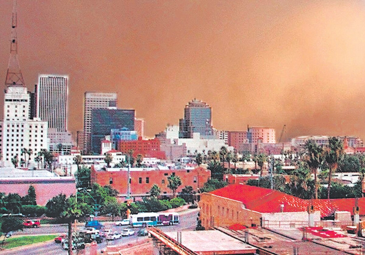 Una tormenta de arena del desierto cubre Phoenix.