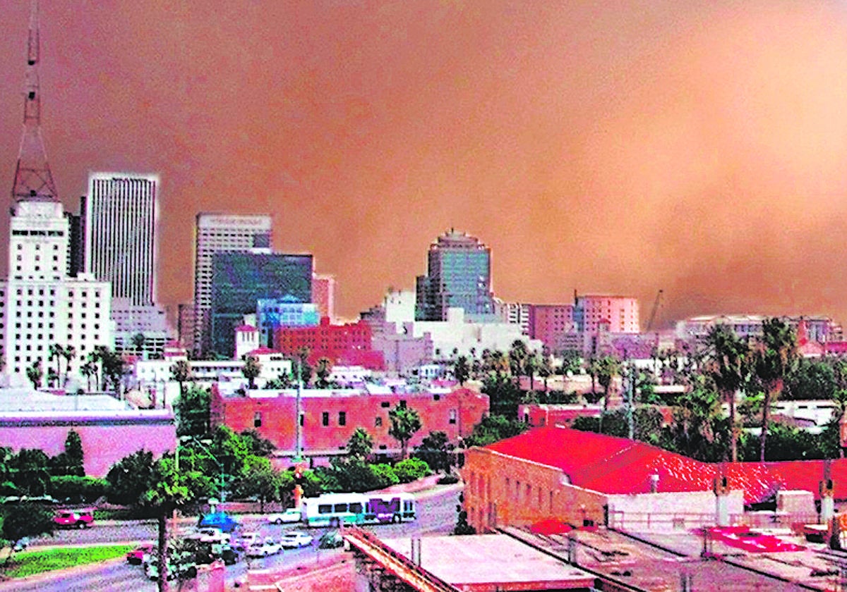 Una tormenta de arena del desierto cubre Phoenix.