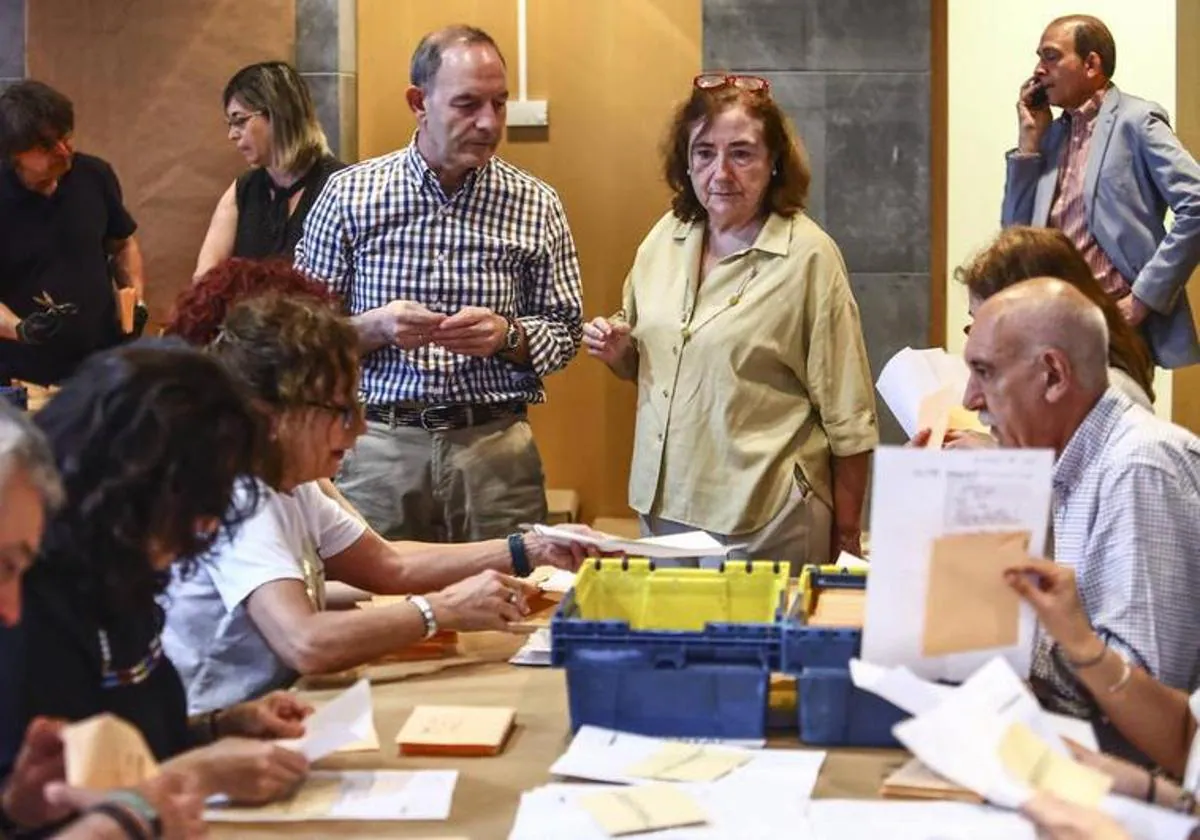 Recuento de votos de asturianos residentes en el extranjero.