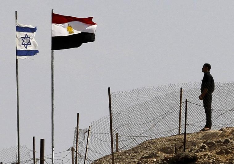 Tres soldados israelíes y un policía egipcio mueren en un tiroteo en la frontera