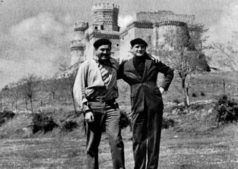 Imagen secundaria 1 - John dos Passos, Joris Ivans y S. Franklin con Hemingway en Madrid durante la Guerra. El autor de 'Fiesta' con el torero estadounidense Sidney Franklin, 'el Yanki', y en un imagen en Pamploba en 1959